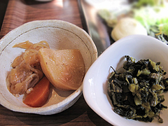 11ランチ:唐揚げプレートの肉じゃがと高菜漬@baby's cafe(ベイビーズカフェ)・ドッグカフェ