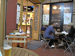 店内:テーブル席@ワイン角打ち・赤木酒店・大橋