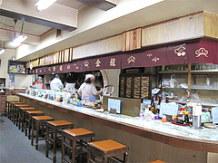 店内:カウンターとテーブル席@金龍食堂・親富孝通り・天神