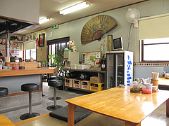 2店内:カウンター席と小上がり@福一ラーメン・向新町