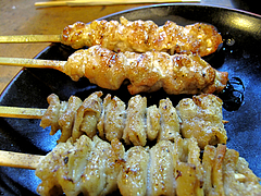 料理:焼鳥の何か&とりかわ110円@高田屋・焼鳥・倉敷
