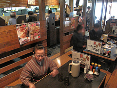 3店内:カウンターとテーブル@居酒屋しょうき・博多店