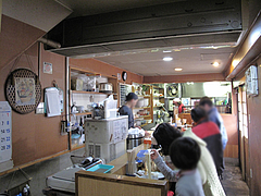 店内:1階カウンター席@永楽ラーメン・小倉