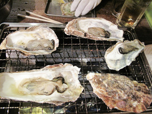 19焼き牡蠣よく焼く@海賊船
