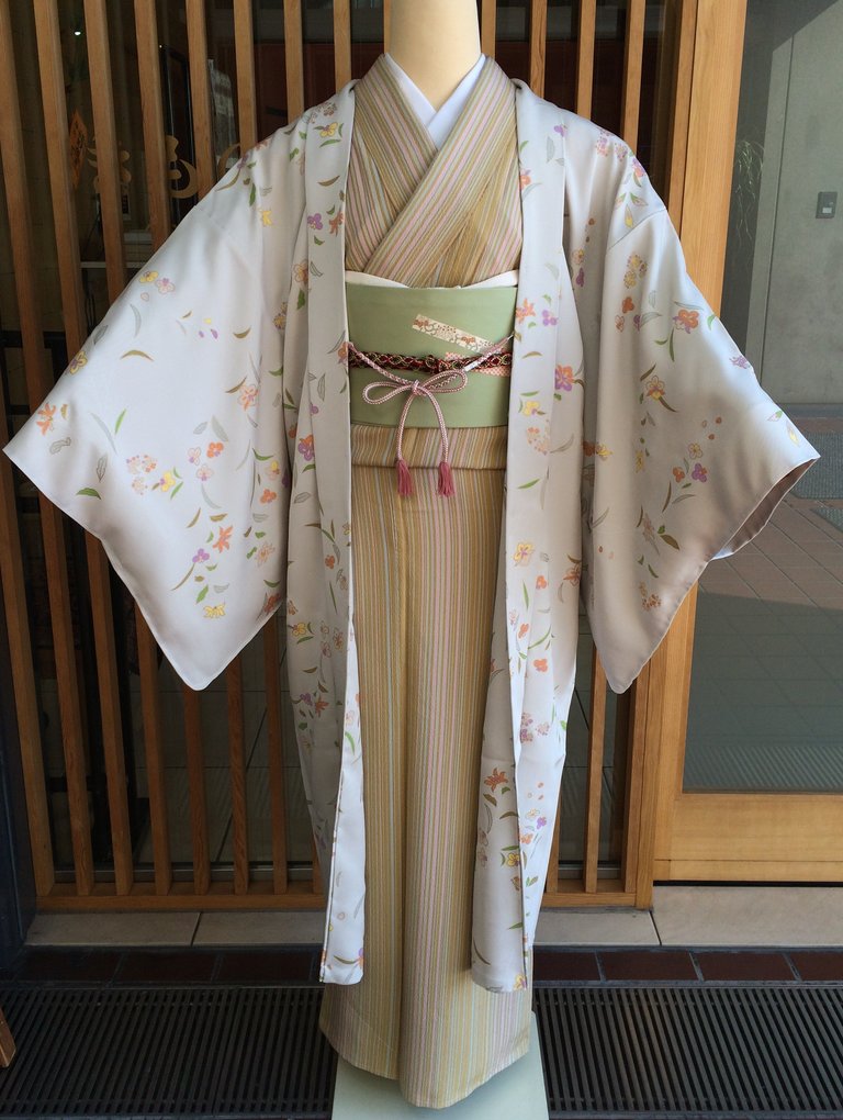 縞小紋着物と菊松桐文塩瀬名古屋帯に草花文長羽織 : きもの な