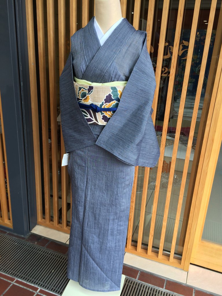 ねず地縞文小千谷縮と筒描風牡丹帯 : きもの な か む ら
