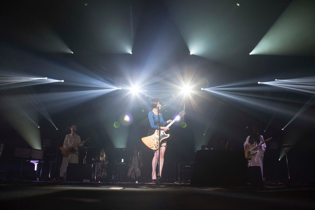 news_xlarge_sheenaringo_live1