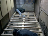 <b>城崎温泉</b>まんきつブログ:倉庫の床を修復中