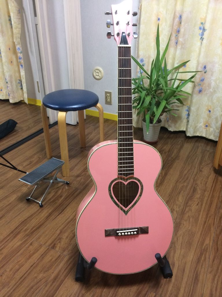 ピンクのアコギ ギター コーヒータイム