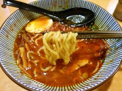 札幌直伝屋_辛いラーメン醤油ハーフ(麺)_201512