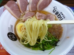 うえ田_高級鴨肉と献上品鰹節の魚介ラーメン(麺)_201705