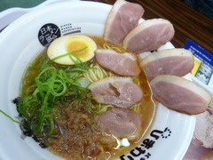 うえ田_高級鴨肉と献上品鰹節の魚介ラーメン(具)_201705
