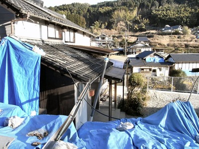 壊滅的な被害を受けた山間の集落