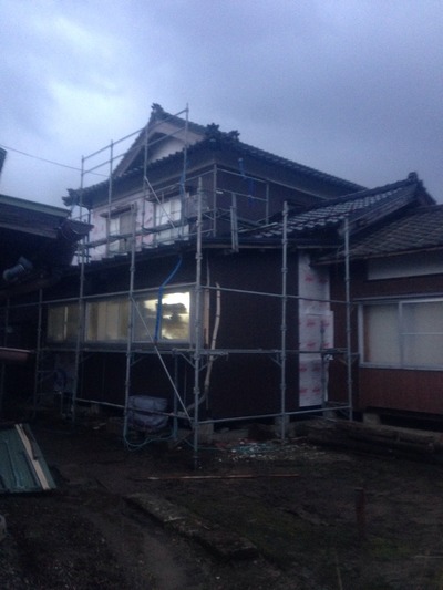 新潟県三条市の屋根外壁リフォーム専門店《遠藤組》角波カラーGL0.35mmを貼っています。