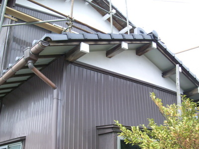 新潟県三条市の屋根外壁塗装リフォーム専門店遠藤組 軒裏にガルバリウム鋼板貼り付け完了