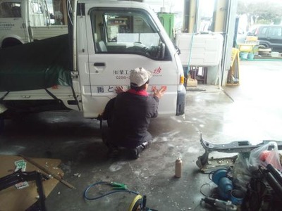 新潟県三条市の屋根外壁塗装リフォーム専門店《遠藤組》 軽トラのドアに「雨とい」「屋根」「外壁」の文字