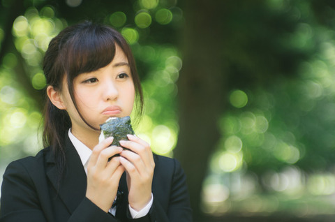 新築建てて半年くらいで見た事ない虫が…(:_;)業者に見てもらったら床の木に木食い虫がついてた事が判明(>_<)業者も初めてのことで対応が難しいって…どうすればいいですかo(^-^)o