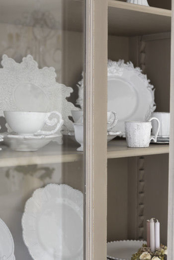 キャビネットのなかには、 ショップでも取り扱っている Collection Regards と Astier de Villatteの 食器を飾って。 (Collection Regards は、 現在取扱いは休止しています)