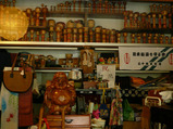 最上屋旅館の売店/こけしと秘湯の手ぬぐいが