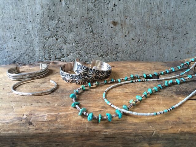 ナバホ族 NORA BILL シルバーバングル インディアンジュエリーが到着