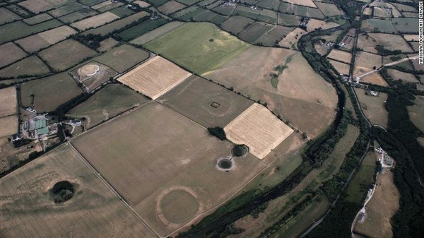 01-newgrange-and-br-na-binne-floodplain-drought-exlarge-169