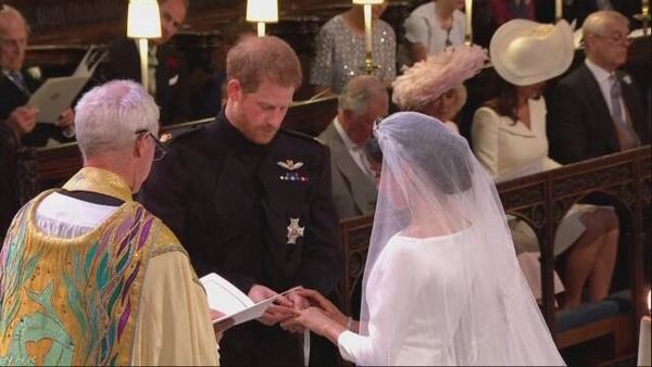 ハリー王子とメーガンさん 結婚指輪を交わし夫婦を宣言 デビッド・ベッカムさんなど600人が参列
