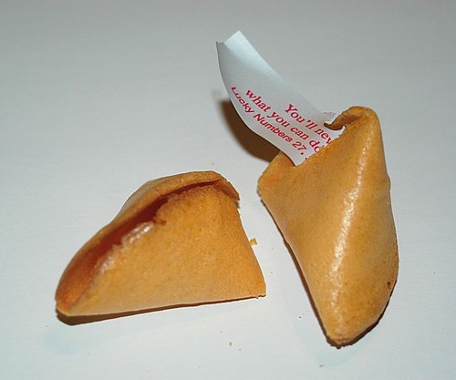 720px-Fortune_cookie_broken_20040628_223252_1