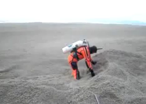 チリの噴火で降り積もった大量の火山灰  