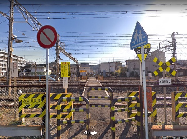 35メートルの踏切を渡りきれなかったか・・・90代男性が踏切で電車にはねられ死亡 逗子・JR横須賀線