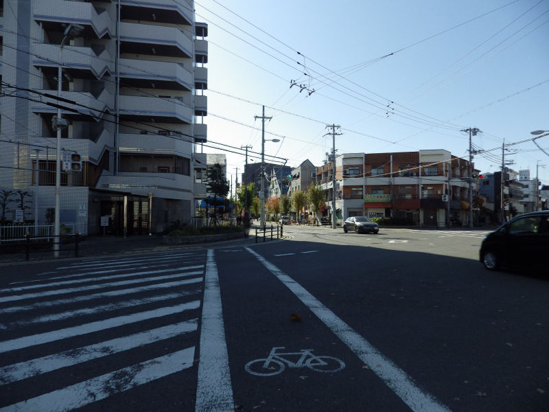 学校らしき茶色い建物