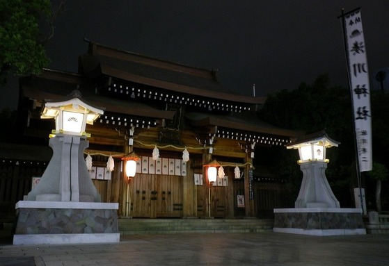 楠公さん正門夜