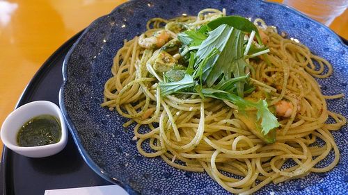 海老とアボカドとフレッシュハーブのジェノバ風(バジルソース添え)