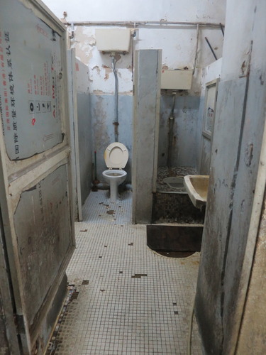 香港 雑居ビル トイレ