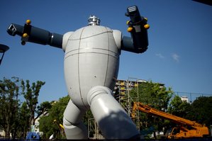 鉄人28号のモニュメント建設中（神戸市長田区） : KOHの写真館