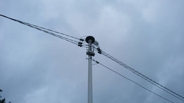 57385