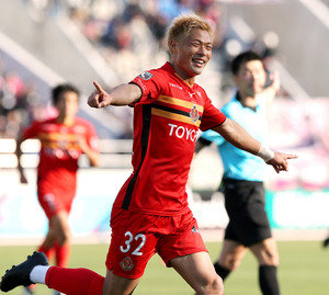 スパイク2点、ユニフォーム 名古屋FW赤﨑秀平が着用するブラックアウトスパイクはミズノのレビュラ