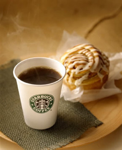 香りたつコーヒーとシナモンロール