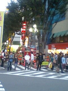 アルタ前なう。ラムタラ付近が火元っぽい。でも焦げくさい匂いはするが火は見えない。地下火災か? 新宿東口オカダヤ火災16