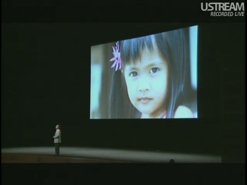 女の子の画像の前の孫社長