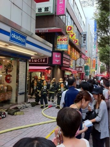 新宿東口で火事あったって。かなりの台数の消防車と野次馬、焦げ臭い空気で、やや騒然としてます。 新宿東口オカダヤ火災14