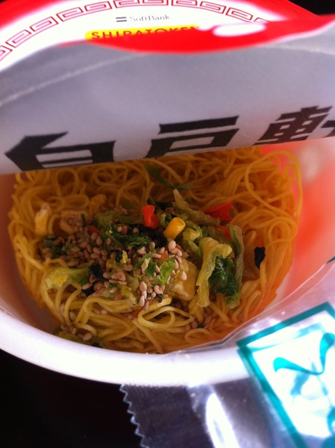 麺の上に「かやく」をあけます。