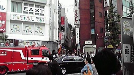 新宿東口のヤマダ電機の裏で、火事orぼや。凄い野次馬 新宿東口オカダヤ火災09