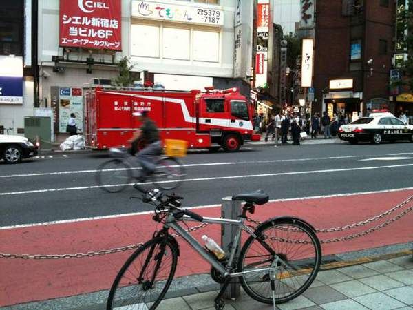 新宿、なんかメッチャ警察おるけど何かあった?(´・ω・`) 新宿東口オカダヤ火災07