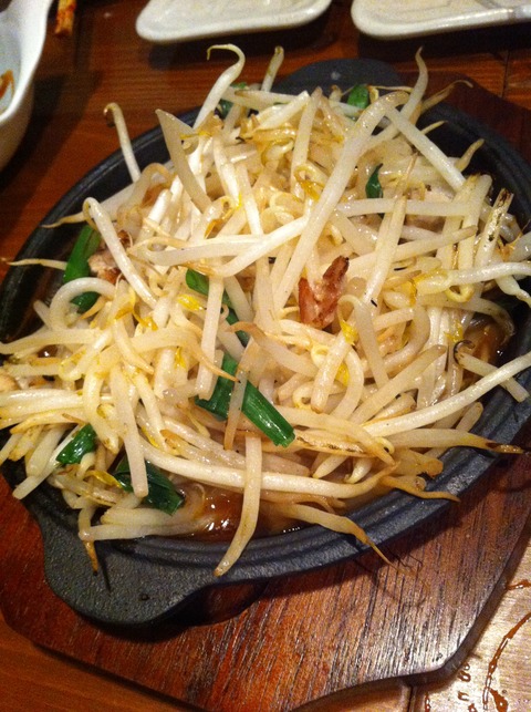 大盛もやしの塩炒め。