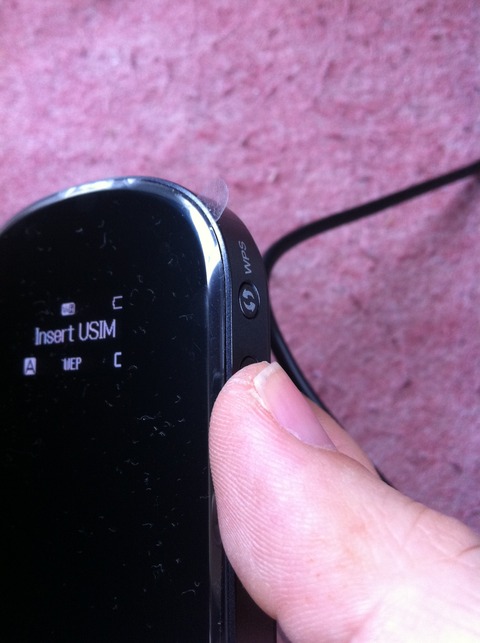 NGの例。GP02の画面で「Insert USIM」と表示されるのは、USIMを入れていないか、USIMを入れる方向が間違っている時です。GP02の電源を落として、裏カバーを開けてUSIMを確認してください。