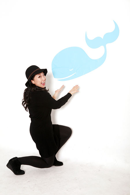 Lifting Dreamerを貼るYiying Luさん5 yiying lu sticking wall graphics5