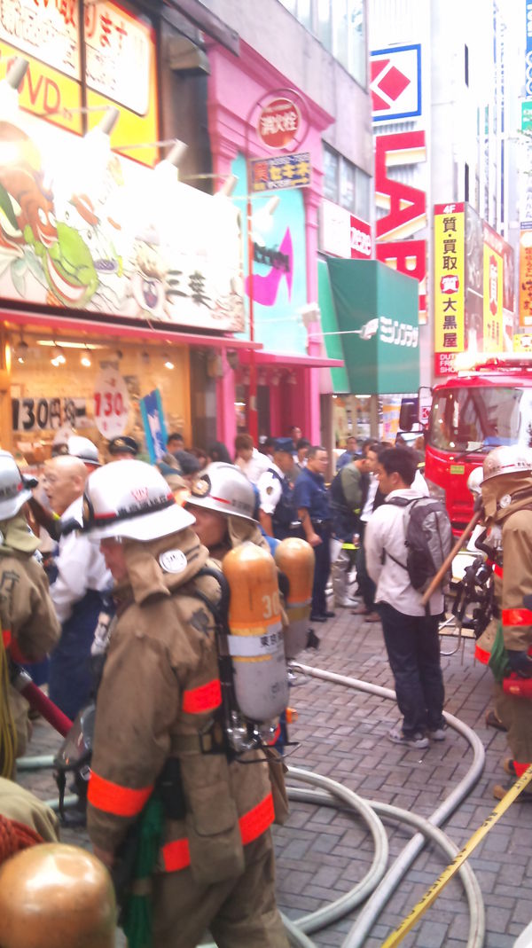 なんか焦げ臭いと思ったら火事だった。写真を撮ったらハゲ頭が写ってしまった!大変だ! 新宿東口オカダヤ火災10