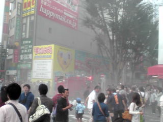 新宿アルタ前が火事で煙まみれ 新宿東口オカダヤ火災03