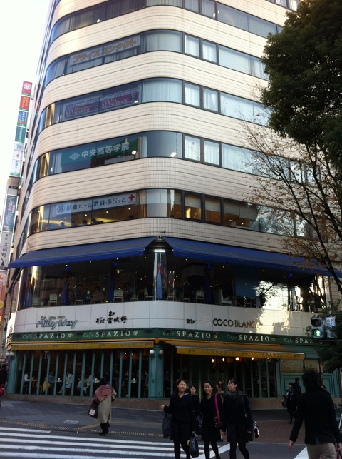 1階にCafe SPAZIOがあるビル