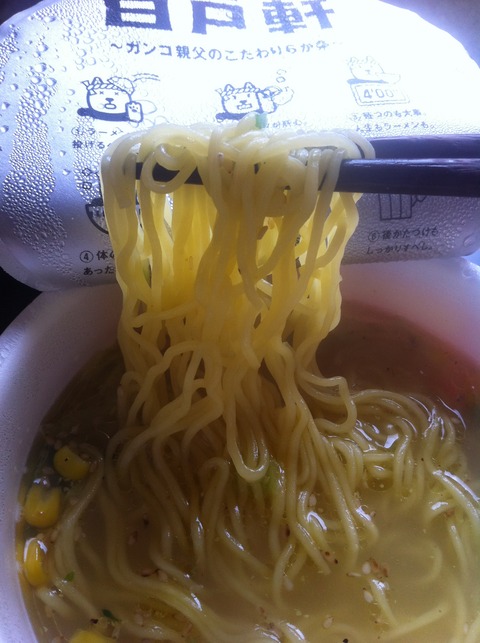 麺はもちもちとしてしっかりとした歯ごたえがあります。生麺のようなうまさ。スープはあっさりとした塩味です。